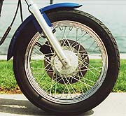 Передний тормоз требует значительных усилий при остановке, в то время как задний действует просто великолепно!